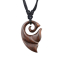 Collier noir pendentif aileron de vague en bois Narra