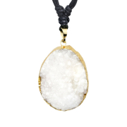 Collier noir pendentif composé de quartz druze agate