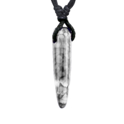 Collier noir pendentif dent en agate blanche