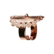 Anello scudo in oro rosa con spirali e sfera