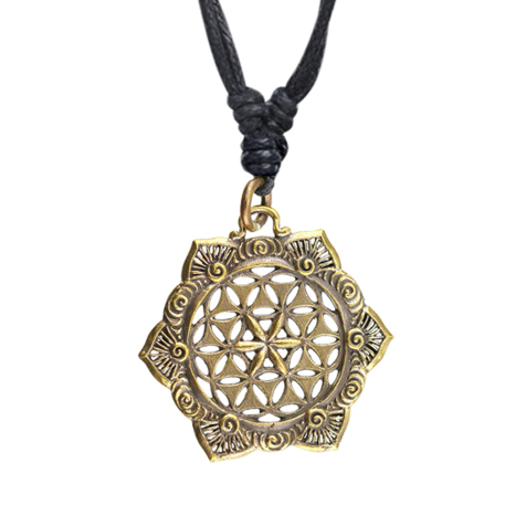 Collana nera con ciondolo fiore placcato oro con stella