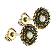 Clous doreilles dorés Lotus fleur opale blanche